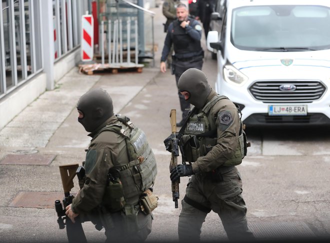 Policijski zamaskiranci z dolgimi cevmi. FOTO: Dejan Javornik