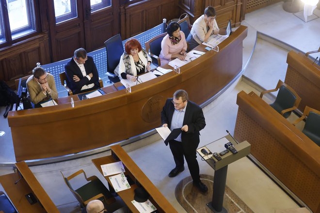 Simon Maljevac, minister za solidarno prihodnost, se zaveda, da s spomladi sprejetim kadrovskim zakonom ne bodo rešili vseh problemov, meni pa, da je korak v pravo smer. FOTO: Leon Vidic/Delo