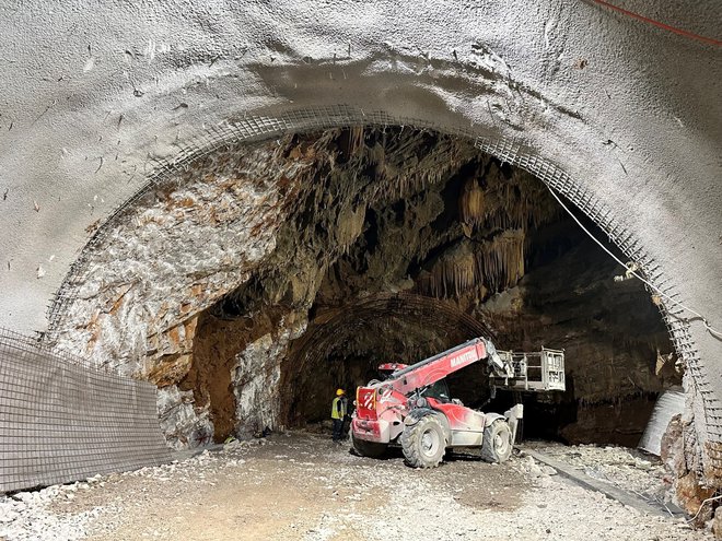 Kraška jama 80 v predoru Beka je pred projektante in gradbince postavila težko nalogo. Zdaj preverjajo tla, da proučijo nosilnost mostov, ki jih morajo zgraditi pod zemljo. Foto Mitja Prelovšek