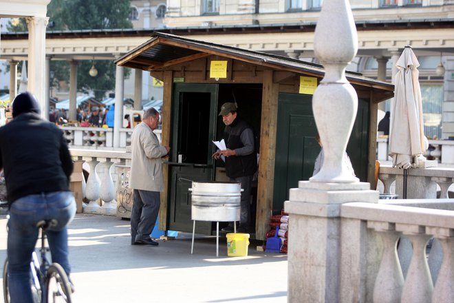 Med najemniki je najbolj zaželena utica za prodajo kostanja na Prešernovem trgu, kjer izklicna cena na dražbi znaša devet tisočakov. FOTO: Žiga Macele/Delo