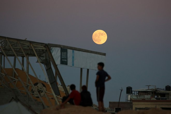 Glede na navedbe oblasti v Gazi, ki jo vodi Hamas, je bilo od izbruha vojne 7. oktobra lani na območju v izraelskih napadih ubitih že več kot 41.200 ljudi, tretjina jih je bilo mlajših od 18 let. FOTO: Bashar Taleb/AFP