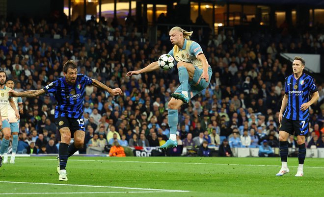 Erling Haaland je celo srečanje pred seboj gledal pravi modri zid. FOTO: Molly Darlington/Reuters