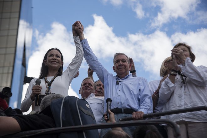 Edmundo González Urrutia je opozicijski kandidat postal šele, ko Madurov režim ni dovolil kandidature dejanske vodje opozicije Maríe Corine Machado (desno). FOTO: Jonathan Lanza/Reuters