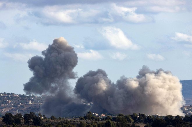 Dim po današnjem izraelskem bombardiranu obmejne libanonske vasi Adšit. FOTO: Ammar Ammar/AFP