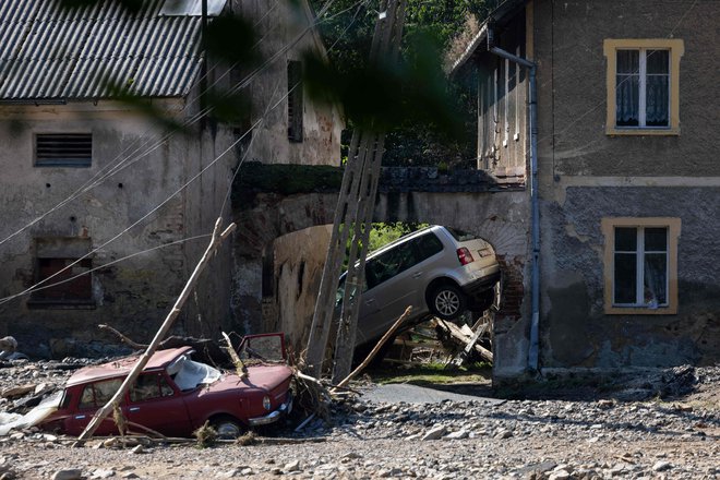 Poplave so skupno zahtevale najmanj 24 življenj. FOTO: Wojtek Radwanski/Afp