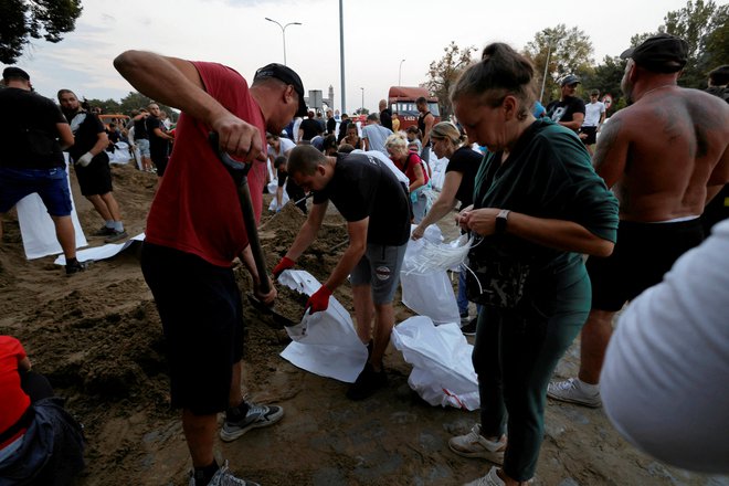 Polnjenje vreč s peskom na bregovih reke Odre FOTO: Patryk Ogorzalek/Reuters