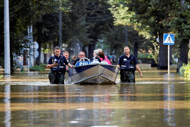 As ruas de Lewin Brzeski estão sendo movimentadas por barcos atualmente FOTO: Patryk Ogorzalek/Reuters