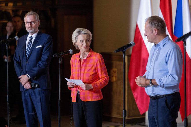 Predsednica evropske komisije Ursula von der Leyen skupaj s češkim premierom Petrom Fialo in poljskim gostiteljem Donaldom Tuskom med izjavo za medije v Vroclavu Foto Wojtek Radwanski/Afp