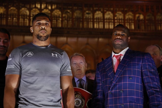 Anthony Joshua (levo) in Daniel Dubois napovedujeta nepozaben spektakel. FOTO: Andrew Couldridge/Reuters