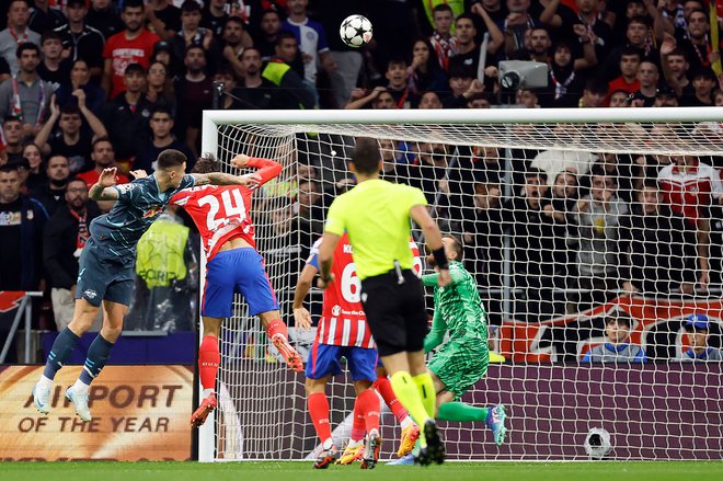 Foi assim que Šeško verificou Oblak. FOTO: Oscar Del Pozo/AFP