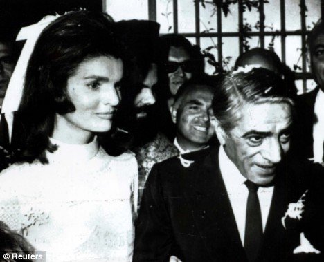 Poroka z najslavnejšo vdovo na svetu Jackie Kennedy je bil verjetno najbolj razvpit dogodek v življenju Aristotelesa Onassisa. FOTO: Reuters