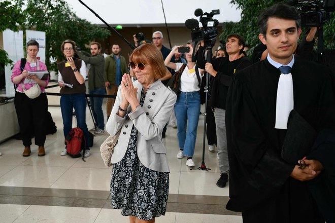 Gisèle Pélicot je zbrana množica pred sodiščem pozdravila kot junakinjo. FOTO: Christophe Simon/AFP