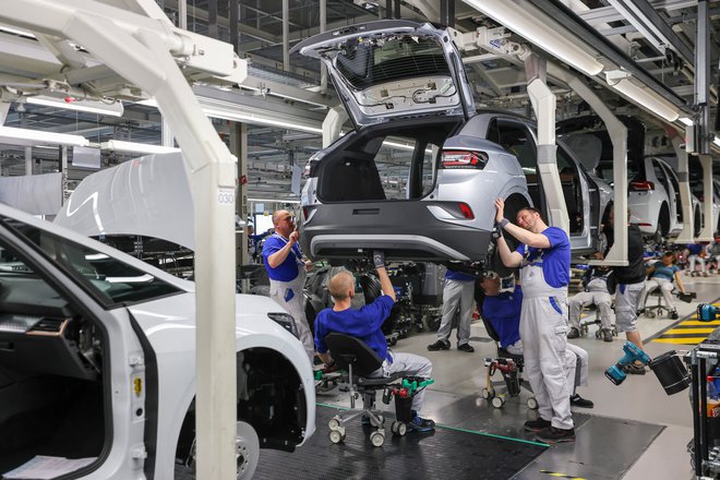 V težavah se je znašla tudi nemška avtomobilska industrija, kar vpliva na slovenska podjetja. FOTO: Jan Woitas/Afp