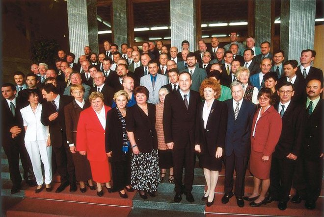 Dne 24. junija 1999 je državni zbor po hitrem postopku sprejel zakon o finančnem poslovanju podjetij. (Na fotografiji poslanke in poslanci 2. državnega zbora iz mandatnega obdobja 1996-2000 na konstitutivni seji po volitvah 10. novembra 1996.) FOTO: Državni zbor