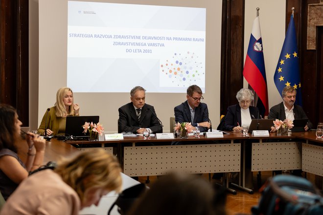 Na včerajšnji novinarski konferenci o strategiji razvoja primarnega zdravstvenega varstva je nastopil tudi Iztok Kos, ki je po odhodu Eve Vodnik postal nov državni sekretar. FOTO: Črt Piksi