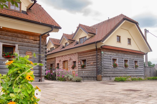 Restavracija na ekološkem posestvu Trnulja v Črni vasi pri Ljubljani ne more dobiti oznake Slovenia Green, četudi presega zahtevane kriterije glede ponudbe lokalnih ekoloških živil. FOTO: Jože Maček