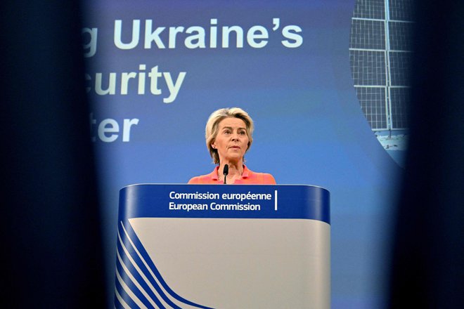 Predsednica evropske komisije Ursula von der Leyen je danes v Kijevu napovedala, da bo EU Ukrajini v okviru zaveze skupine G7 namenila posojilo v višini 35 milijard evrov. FOTO: Nicolas Tucat/AFP