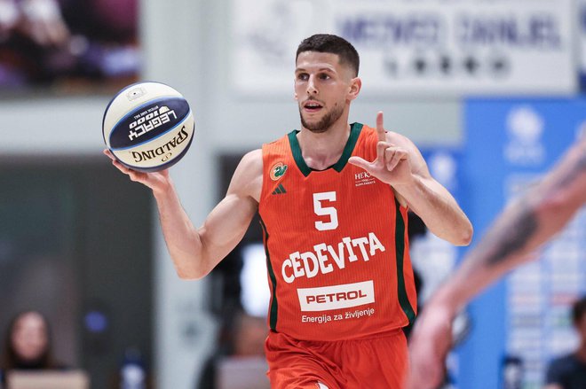 Aleksej Nikolić je prinesel agresivnost v obrambi, blesti z ukradenimi žogami, v napadu pa izkušeno vodi moštvo Cedevite Olimpije. FOTO: Cedevita Olimpija