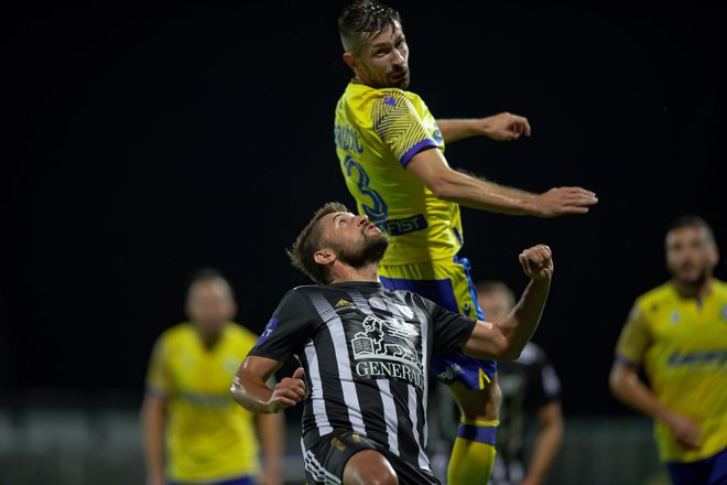 Amadej Maroša in drugi črno-beli iz Murske Sobote bodo na Bonifiki takoj imeli preizkušnjo zrelosti in moči, koliko zmorejo v gosteh. FOTO: FAleš Cipot