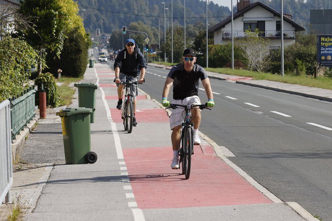 Vožnja med Ljubljano in Vrhniko je neprijetna zaradi številnih neravnin in tudi nevarna zaradi nepreglednih priključkov. FOTO: Leon Vidic/Delo