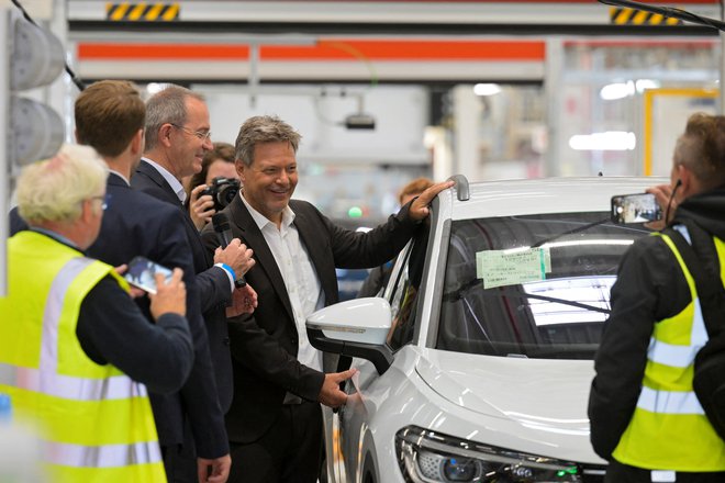 Nemški gospodarski minister Robert Habeck načrtuje obnovo subvencijskega programa, s katerim bi zagnali prodajo električnih avtomobilov. FOTO: Fabian Bimmer/Reuters