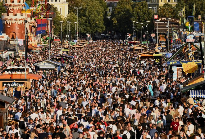 V dveh tednih, kolikor traja bavarski festival, stočijo okoli sedem milijonov litrov piva. Prizor je izpred leta dni. FOTO: Angelika Warmuth/Reuters