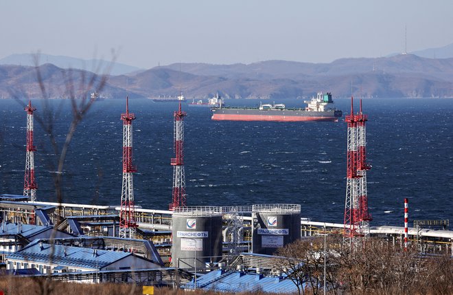 Tanker za surovo nafto Fuga Bluemarine v bližini terminala Kozmino v zalivu Nahodka v Rusiji. FOTO: Tatiana Meel/Reuters