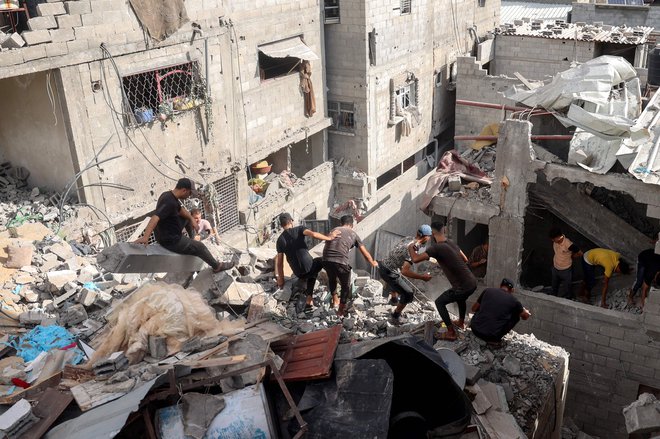 Prizorišče bombnega napada na begunsko taborišče Nuseirat v Gazi. Foto: Eyad Baba/AFP