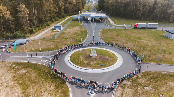 Statua 70 metuljev iz 350 kilogramov odpadnega aluminija bo krasila krožišče novega tovornega vhoda v Industrijsko cono Kidričevo. FOTO: Stanko Kozel