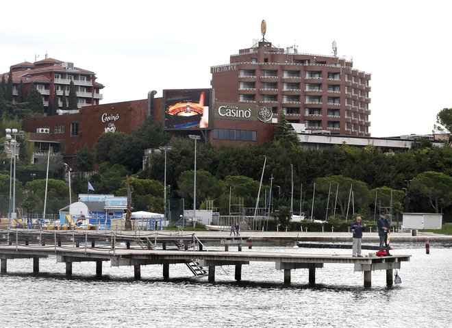 Casino Portorož na gričku nad krajem velja za enega najstarejših in prepoznavnih simbolov turizma v Portorožu. V preteklosti je zagotavljal dobre službe ter sredstva za številne investicije in razvoj destinacije. FOTO:  Aleš Černivec