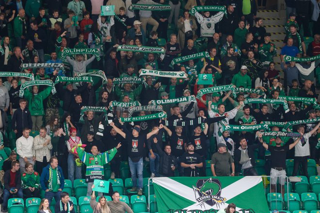 Tivolske tribune so na premieri pokale po šivih. FOTOGRAFIJE: Voranc Vogel