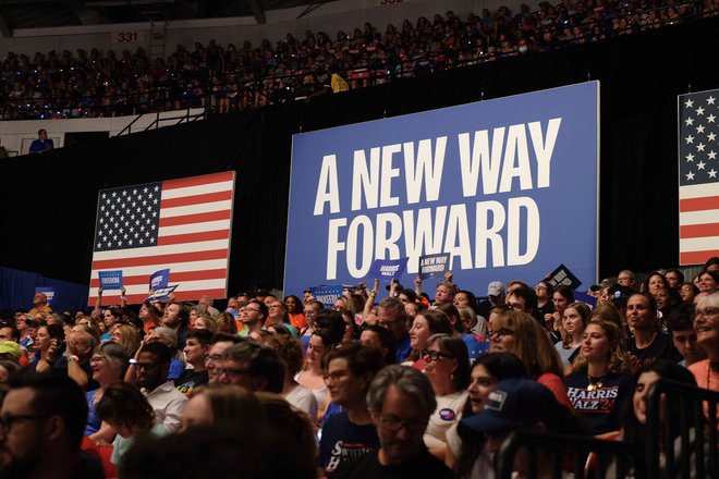 Na zborovanju v Wisconsinu so se zbrali podporniki Kamale Harris. FOTO: Jim Vondruska Reuters