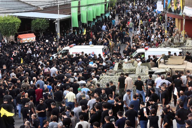 A chegada de ambulâncias ao funeral dos que morreram na explosão do pager, onde explodiram os walkie-talkies. Mais pessoas morreram novamente. FOTO: Fadel Itani/AFP