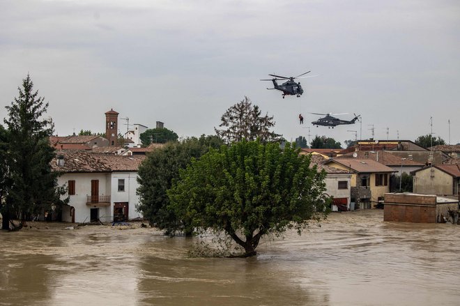 Ljudi so iz poplavljenih območji evakuirali tudi s helikopterjem. FOTO:Federico Scoppa Afp