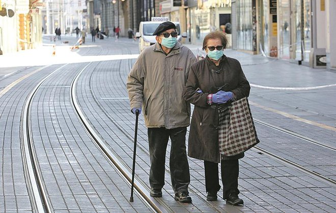 Visoki življenjski stroški na Hrvaškem, predvsem hrane, še naprej znižujejo realno vrednost pokojnin. FOTO: Damjan Tadić/Cropix