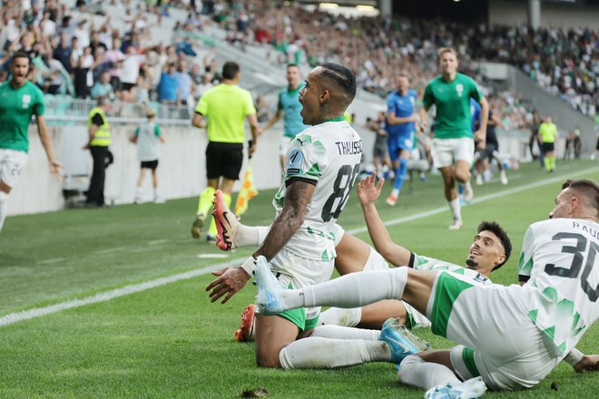 Stožice je zajela evforija po fantastični predstavi Olimpije v ključni tekmi sezone z Rijeko. FOTO: Jože Suhadolnik