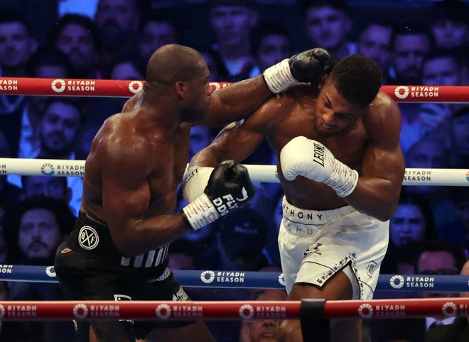 Daniel Dubois (levo) je večkrat močno zadel Anthonyja Joshuo. FOTO: Andrew Boyers/Reuters