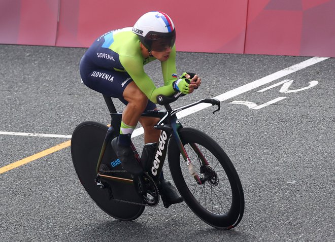 Roglič je v reprezentančnem dresu osvojil tudi olimpijsko zlato, a se je od takrat marsikaj spremenilo, od opreme do vzpona tekmecev, predvsem pa mu je v Tokiu bolj ustrezala trasa. FOTO: Matthew Childs/Reuters