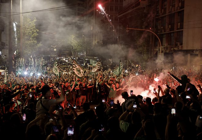 Tako so v Atenah spomladi navijači Panathinaikosa proslavili naslov prvaka evrolige. FOTO: Louisa Gouliamaki/Reuters