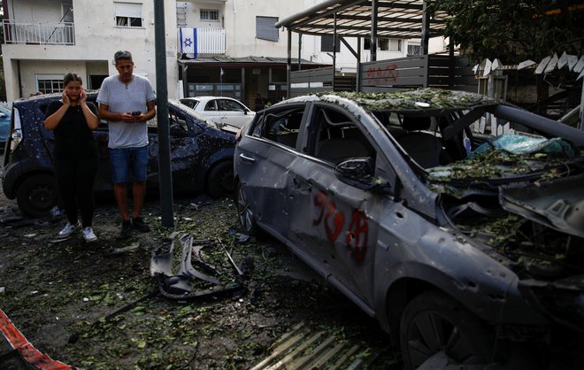 Škoda v Izraelu po napadu Hezbolaha. FOTO: Shir Torem/ Reuters