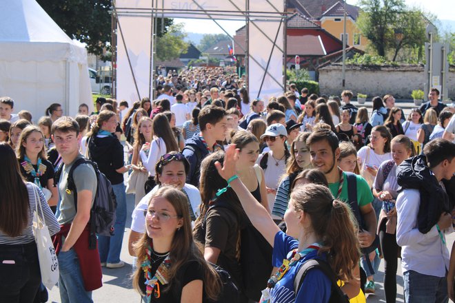 Prihod mladih katoličanov na prireditveni prostor v Stični. FOTO: Bojan Rajšek/Delo