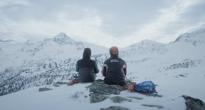 Eldorado skozi pripoved o voznici teptalnika snega v mestu La Thuile, zadnjem italijanskem naselju pred Francijo, tematizira migrantsko politiko evropskih držav. FOTO: promocijsko gradivo