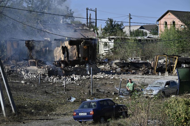 Ruske sile so po novih napadih minuli konec tedna le še 10 km oddaljene od strateško pomembnega mesta Pokrovsk v Doneški oblasti. FOTO: Ženja Savilov/AFP