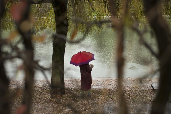 O težavah v duševnem zdravju se je treba pogovarjati. Starejši naj ne bi imeli občutka, da so v breme svojcem, počutili naj bi se koristne in vključene. FOTO: Jure Eržen/Delo