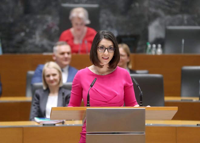 Emilija Stojmenova Duh se današnje seje sicer ne bo udeležila zaradi »neodložljivih obveznosti«, je na družbenem omrežju X sporočil predsednik komisije Jernej Vrtovec. FOTO: Blaž Samec/Delo