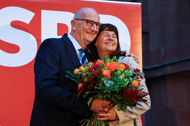 Brandenburškemu premieru Dietmarju Woidkeju je uspelo SPD na nedeljskih volitvah priboriti zmago, a čaka ga težavno sestavljanje koalicije, saj so Zeleni izpadli iz parlamenta, CDU pa je dosegla slab rezultat. Na sliki z ženo Susanne Woidke v volilnem štabu SPD. FOTO: Fabrizio Bensch/REUTERS