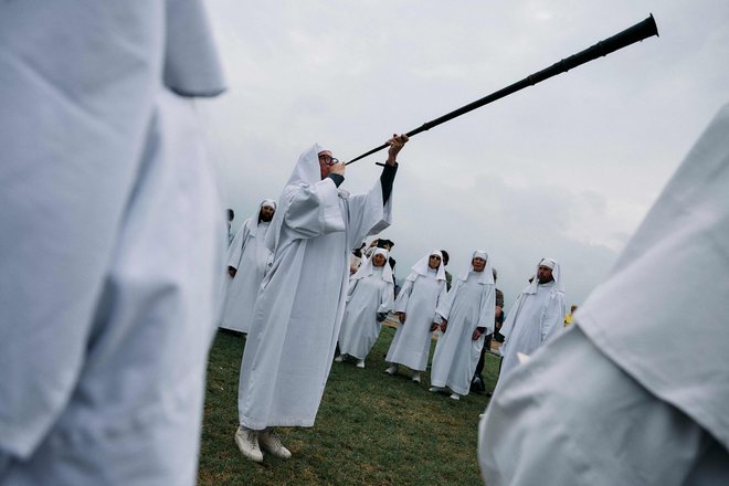 Druidi se zberejo na Primrose Hillu v Londonu, da bi proslavili jesensko enakonočje, prihod jeseni. Jesen se uradno začne ob enakonočju 22. septembra. Foto: Benjamin Cremel/Afp