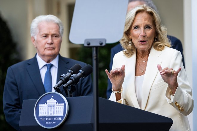 Prva dama Jill Biden je povedala, da je želel predsednik Biden poskrbeti, da bodo imeli predsednik Bartlet in njegovo osebje priložnost ponovno videti ovalno pisarno. FOTO: Samuel Corum/AFP