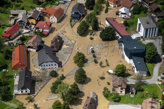 Sredstva bo Slovenija lahko namenila za plačilo stroškov intervencij in obnovo, med drugim za popravila poškodovane infrastrukture, zaščito kulturne dediščine in čiščenje. FOTO: Voranc Vogel/Delo