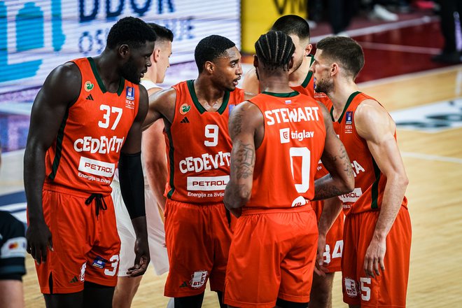 Košarkarji Cedevite Olimpije niso našli rešitve za agresivno obrambo srbskega moštva. FOTO: Dragana Stjepanović/ABA